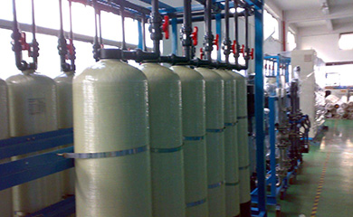 拋光混床的樹脂是不能再生重復(fù)使用的。拋光混床又稱一次性混床一般情況用在工藝末端，用來更進(jìn)一步提高產(chǎn)水水質(zhì)。為獲得電子、醫(yī)藥或其他行業(yè)用電導(dǎo)率0.055μS/cm（電阻率18.2 MΩ·cm）的理論純水，在普通混床或EDI凈水設(shè)備后，通常還裝設(shè)拋光混床進(jìn)行最終的精處理。