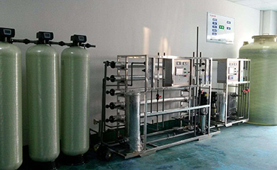 電去離子系統(tǒng)的作用是精除鹽。在使用RO滲透水脫除97～99%離子的前提下，EDI可直接將反滲透產(chǎn)水提純到純水、高純水、超純水的標(biāo)準(zhǔn)，而無需使用離子交換混床，其產(chǎn)水的電阻率最高可達(dá)18MΩ·cm。