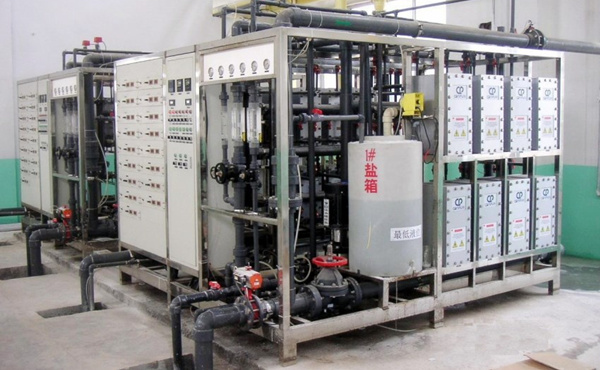 通過獨(dú)特的設(shè)計(jì)，使進(jìn)水通過填充有可再生樹脂的淡水室，使水中雜質(zhì)離子被樹脂吸附，從而得到純化水。而樹脂在直流電場(chǎng)裂解水的作用下得到無污染的再生，因此保持活性。而釋放的雜質(zhì)離子將在直流電場(chǎng)的作用下，定向移動(dòng)，通過離子選擇膜進(jìn)入濃水室被濃水帶走。