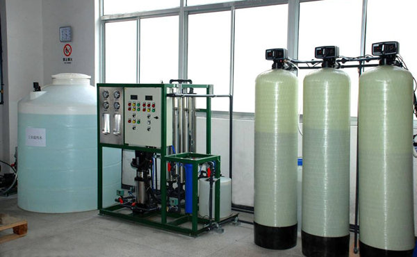 離子交換設(shè)備是通過離子交換樹脂在電解質(zhì)溶液中進(jìn)行的，可去除水中的各種陰、陽(yáng)離子，是制備高純水工藝流程中不可替代的手段。離子交換器分為陽(yáng)離子交換器、陰離子交換器等。 當(dāng)原水通過離子交換柱時(shí)，水中的陽(yáng)離子和水中的陰離子（HCO-等離子）與交換柱中的陽(yáng)樹脂的H+離子和陰樹脂的OH-離子進(jìn)行交換，從而達(dá)到脫鹽的目的。陽(yáng)、陰混柱的