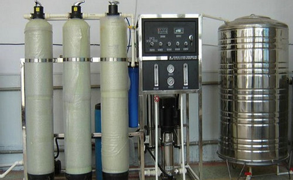 電子工業(yè)生產(chǎn)或者配件清洗需用到純水，水質(zhì)的高低也會(huì)影響生產(chǎn)。電子工業(yè)的高速發(fā)展表明一個(gè)國(guó)家的高新技術(shù)產(chǎn)業(yè)有了長(zhǎng)足進(jìn)步，我國(guó)幾十年來(lái)特別是進(jìn)入新世紀(jì)以來(lái)電子行業(yè)的有了穩(wěn)定快速的發(fā)展。電子工業(yè)包括半導(dǎo)體、芯片、線路板等，這些與人們的現(xiàn)在的生活密切相關(guān)。