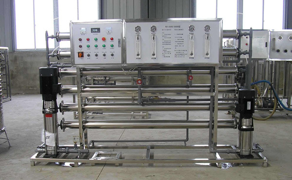 1.反滲透純水處理設(shè)備采用全自動(dòng)控制方式，實(shí)現(xiàn)全自動(dòng)的操作，減少人為誤操作對(duì)設(shè)備帶的影響。2.預(yù)處理系統(tǒng)中采用還原系統(tǒng)的設(shè)計(jì)解決余氯過(guò)高對(duì)反滲透膜產(chǎn)