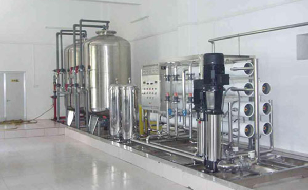 日用化妝品純水設(shè)備采用反滲透過(guò)濾技術(shù),反滲透RO技術(shù)是當(dāng)今先進(jìn)和有效的除鹽技術(shù)。其原理是在壓力的作用下，水分子透過(guò)反滲透膜成為純水，水中的雜質(zhì)被反滲透膜截留排出。
