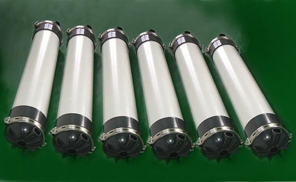 超濾膜，是一種孔徑規(guī)格一致，額定孔徑范圍為0.001-0.02微米的微孔過濾膜。在膜的一側(cè)施以適當(dāng)壓力，就能篩出小于孔徑的溶質(zhì)分子，以分離分子量大于500道爾頓、粒徑大于2～20納米的顆粒。超濾膜是最早開發(fā)的高分子分離膜之一，在60年代超濾裝置就實現(xiàn)了工業(yè)化。