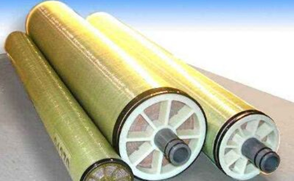 東麗RO膜東麗RO膜工作原理是將純水與含有溶質(zhì)的溶液用一種只能通過水的半透膜隔開，此時，純水側(cè)的水就自發(fā)的透過半透膜，進(jìn)入溶液一側(cè)，溶液側(cè)的水面升高，這種現(xiàn)象就是滲透。