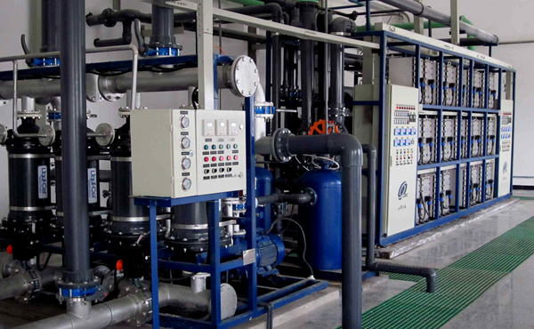 傳統(tǒng)的離子交換系統(tǒng)，去除水中的陰離子和陽離子，但水中仍然存在可溶性的有機物，可以污染離子交換柱從而降低其功效?，F(xiàn)在主要采用反滲透+混床或反滲透+EDI的制取工藝。超純水設(shè)備是集于超濾，微濾，吸附，殺菌等技術(shù)的設(shè)備。可以把自來水轉(zhuǎn)為超純水的設(shè)備。