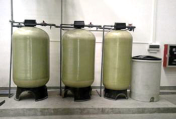       顧名思義即降低水的硬度。軟化水系統(tǒng)包括三部分，即離子交換部分、鹽再生部分和控制部分。離子交換技術(shù)是軟化系統(tǒng)的工作原理，它的主體是離子交換樹脂，由于水的硬度主要由鈣、鎂形成及表示，故一般采用陽(yáng)離子交換樹脂，將水中的Ca2+、Mg2+（形成水垢的主要成份）置換出來，隨著樹脂內(nèi)Ca2+、Mg2+的增加，樹脂去除Ca2+、Mg2+的效能逐漸降