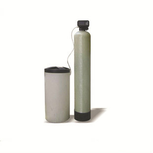        陽(yáng)離子交換床主要功能是通過強(qiáng)酸型陽(yáng)樹脂的作用去除水中的鈣、鎂離子，使水中的硬度<3-10mg/L（CaCO3）降低，從而達(dá)到生產(chǎn)用水需求。陽(yáng)離子交換床采用玻璃鋼、A3碳鋼或者是不銹鋼罐體，此罐耐腐蝕，堅(jiān)固，沒有其他物質(zhì)釋放出來。此軟化水系統(tǒng)可根據(jù)原水水質(zhì)來設(shè)定產(chǎn)水量和再生周期。陽(yáng)離子交換床內(nèi)裝有高效強(qiáng)酸陽(yáng)樹脂，顆粒度均勻，強(qiáng)