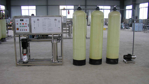軟化水系統(tǒng)包括三部分，即離子交換部分、鹽再生部分和控制部分。離子交換技術(shù)是軟化系統(tǒng)的工作原理，它的主體是離子交換樹脂，由于水的硬度主要由鈣、鎂形成及表示，故一般采用陽(yáng)離子交換樹脂，將水中的Ca2+、Mg2+（形成水垢的主要成份）置換出來，隨著樹脂內(nèi)Ca2+、Mg2+的增加，樹脂去除Ca2+、Mg2+的效能逐漸降低。