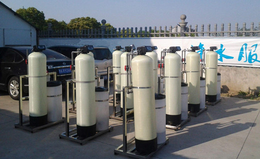 鍋爐軟化水設(shè)備分為時(shí)間控制型、流量控制型，連續(xù)供軟水系統(tǒng)型多種系列，有單閥單罐、單閥雙罐、雙閥雙罐并聯(lián)、大型多閥多罐串聯(lián)等多種組合形式，滿足用戶不同用水需求。