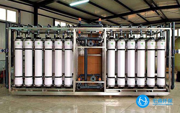 隨著經(jīng)濟(jì)發(fā)展人們對生活要求也提高，有了大量食品加工行業(yè)，但是這個行業(yè)在生產(chǎn)過程中會排放大量污水，如果不及時處理，污水可能會流入食品生產(chǎn)工藝中，影響食品的衛(wèi)生。食品加工行業(yè)想要處理食品加工污水，就選擇食品加工廢水零排放設(shè)備，應(yīng)注重其優(yōu)點(diǎn)和特點(diǎn)。食品加工廢水零排放設(shè)備精確地將接觸氧化工藝和活性污泥相結(jié)合，使廢水處理水平大大提高。 食品加工廢水零排放設(shè)備 一、投資難 建設(shè)大型廢水處理廠的投資壓力往往很大，這種食品加工廢水零排放設(shè)備的總投資非常小，市場價格從幾萬到幾十萬不等，適用于房地產(chǎn)、大工廠等社會大資金的投資，等等，這也更符合“誰污染誰治理”的原則。 二、精確實(shí)現(xiàn)中水回用，達(dá)到節(jié)水的目的 大型廢水處理廠開展中水業(yè)務(wù)的主要障礙是鋪設(shè)一條極大的中水通道管網(wǎng)，綜合設(shè)備可以更敏捷地配置。通常來說，排水點(diǎn)也是中水回用的點(diǎn)，這樣就全然可以省去下方水道的建設(shè)。 三、要精確解決建筑面積問題 廢水處理廠的建設(shè)必須占用大面積的土地，但隨著城市化進(jìn)程和土地利用日趨惡化，綜合設(shè)備處理效率很低，而且可以埋在地表下列，基本上不占用土地面積。 四、緩解市政管理建設(shè)壓力 大型廢水處理廠的建設(shè)需要大型市政管網(wǎng)系統(tǒng)的建設(shè)。對于網(wǎng)絡(luò)不興盛的小區(qū)、工廠、風(fēng)景名勝區(qū)的建設(shè)，管理不便于，也是資金的浪費(fèi)。而且這種食品加工廢水零排放設(shè)備更便于分離排水，不會增加廢水管道的壓力。 